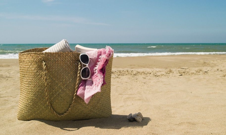 10-productos-basicos-de-tu-neceser-de-playa (1)